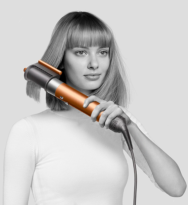 Девушка создает идеальные локоны с помощью эффекта Коанда и стайлера Dyson Airwrap